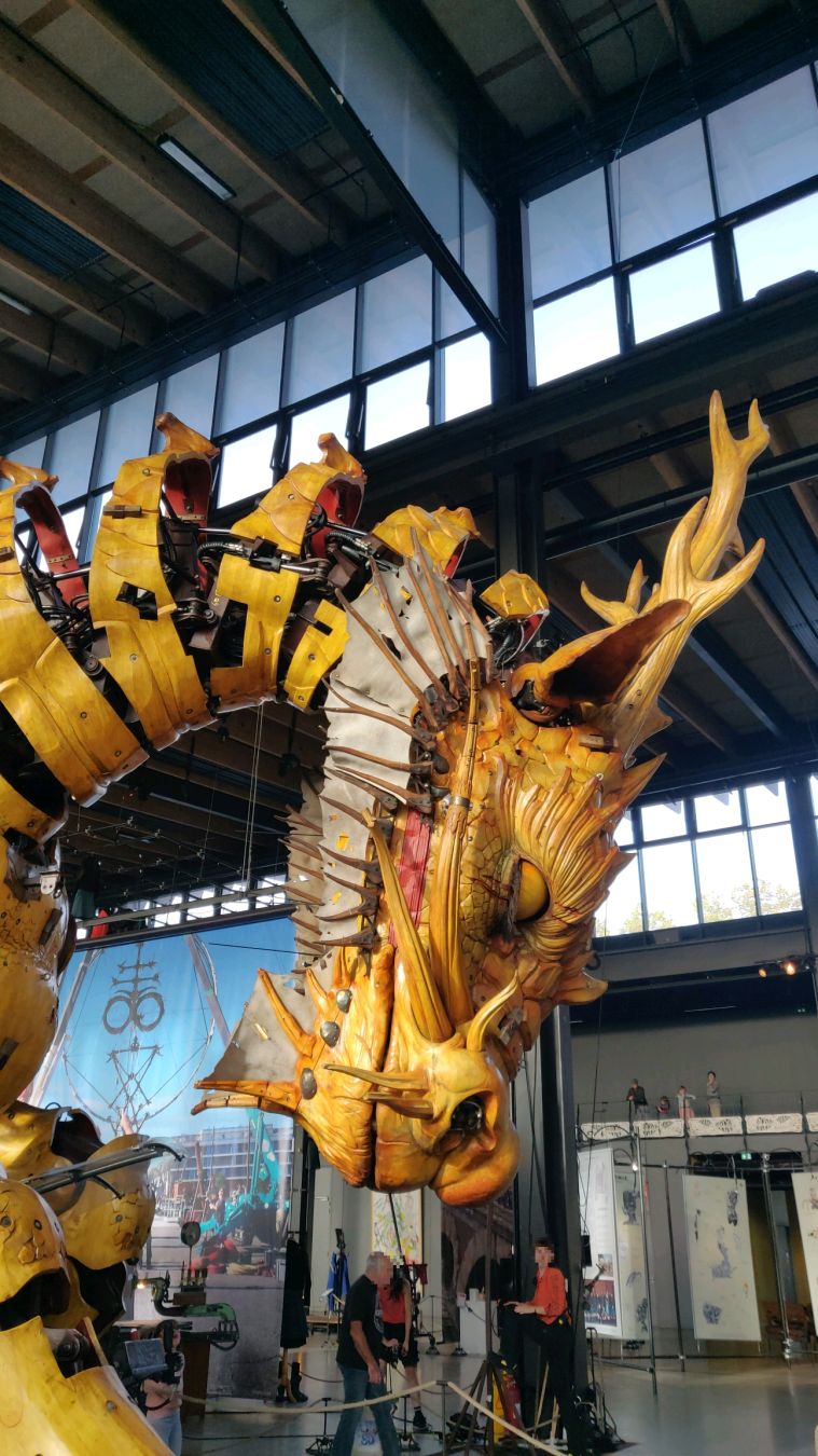 Tête de dragon en bois.